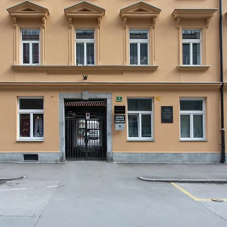 Apartman In Pub Kamera Klub Apatment-city Center *